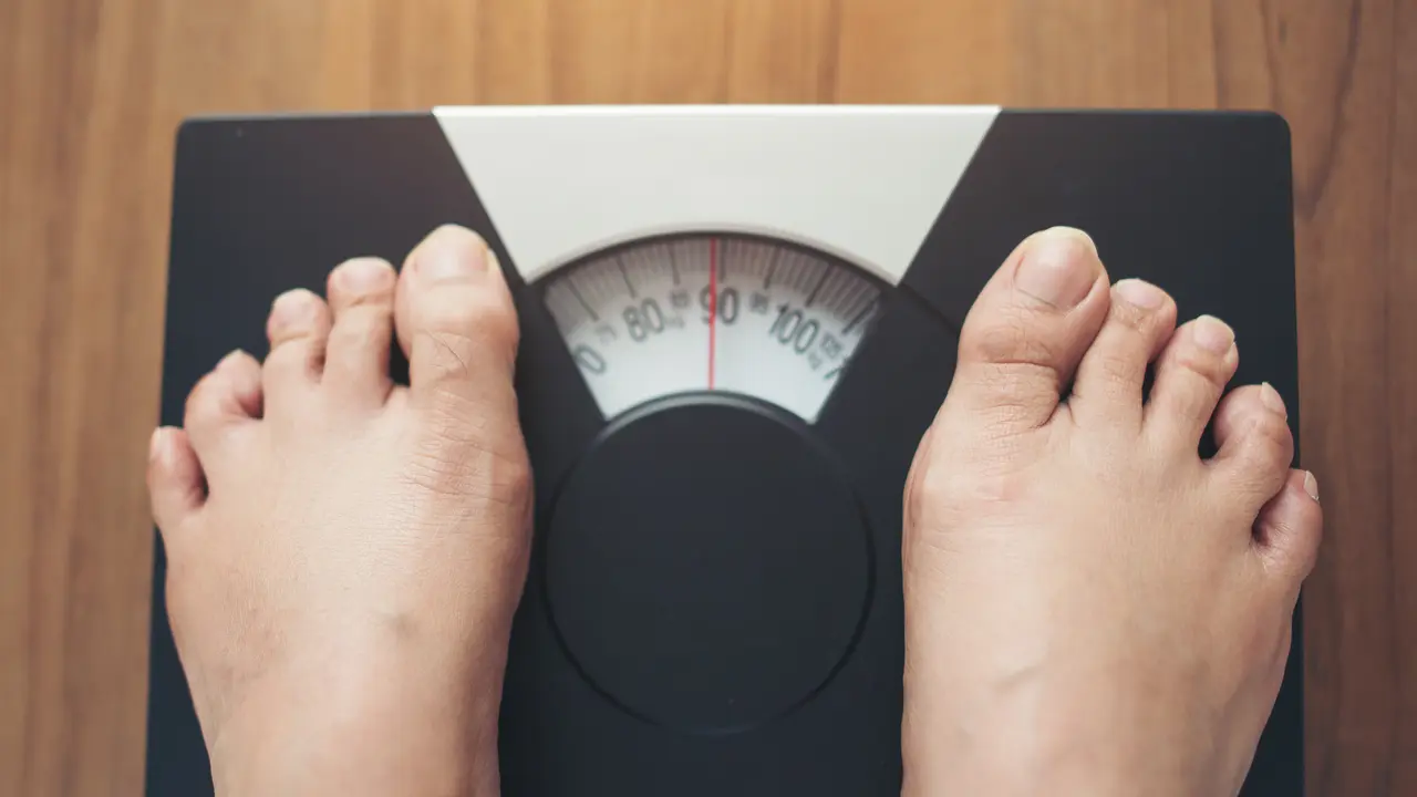 Jarang Disadari! 5 Kebiasaan saat Puasa yang Bikin Berat Badan Makin Bertambah - Cover