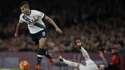 Pemain Tottenham Hotspur Erik Lamela (kiri) saat berebut bola dengan pemain Arsenal pada lanjutan Liga Premier Inggris  di Stadion Emirates, London, Inggris, Minggu (8/11/2015). (AFP Photo/Adrian Dennis)