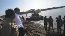Didampingi Kepala Dinas PU Manggas Rudy Siahaan, Jokowi memantau proses penyelesaian pengerjaan Waduk Marunda, Jakarta, Rabu (6/8/14). (Liputan6.com/Herman Zakharia) 