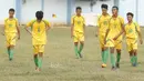 Para Pemain Persija U-17 tampak lesu usai laga melawan Putra Citra Muda (PCM), di Stadion Cendrawasih, Jakarta, Senin, (24/7/2017). Persija Muda gagal lolos fase grup Piala Suratin setelah bermain imbang 1-1 melawan PCM. (Bola.com/M Iqbal Ichsan)
