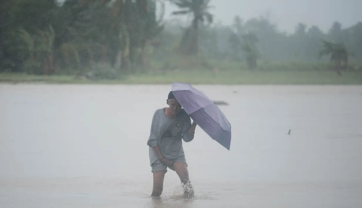 Pihak berwenang Filipina melaporkan bahwa sejauh ini korban jiwa akibat badai tropis ini telah menelan korban jiwa sekitar 14 orang. (AP Photo/John Michael Magdasoc)