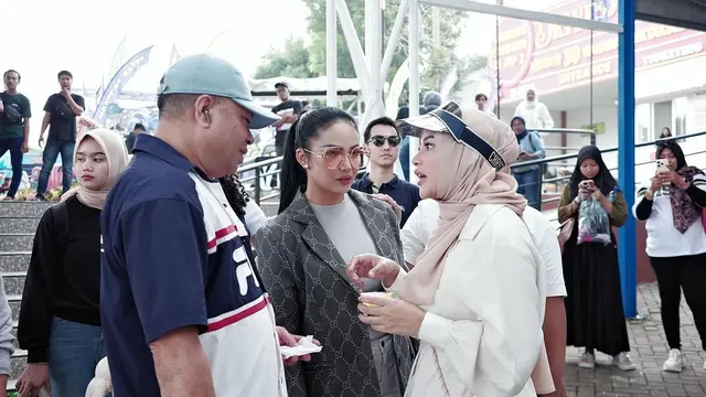Gaya Healing Krisdayanti Bersama Keluarga Sebelum Pilkada Malang 2024, Konsisten Tampil Stylish dengan Barang Branded
