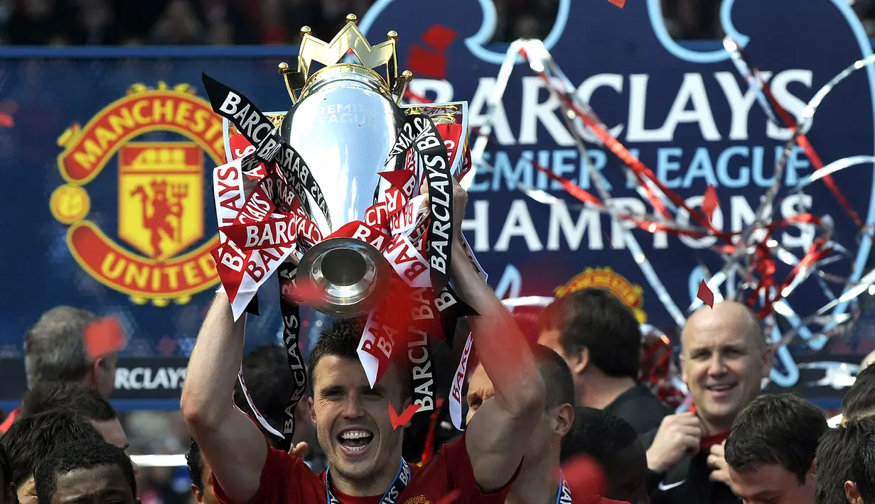 Selama memperkuat Manchester United, Michael Carrick berhasil mengoleksi 5 trofi Premier League, 1 Piala FA, 2 Piala Liga, 6 Community Shield, 1 trofi Liga Champions, 1 trofi Liga Europa dan 1 trofi Piala Dunia Klub. (AFP/Adrian Dennis)