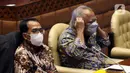 Menteri PUPR Basoeki Hadimoeljono (kanan) dan Menteri Perhubungan Budi Karya Sumadi (kiri) rapat dengar pendapat dengan Komisi V DPR di Kompleks Parlemen, Jakarta, Rabu (6/4/2022). Rapat membahas kesiapan infrastruktur dan transportasi mudik Lebaran 2022. (Liputan6.com/Angga Yuniar)