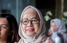 FOTO: Wajah Senyum Mantan Dirut Pertamina Karen Agustiawan saat Memperpanjang Masa Penahanan di KPK