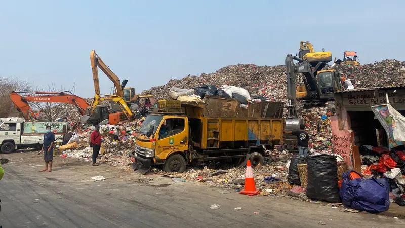 Truk Pengangkut Sampah di TPA Rawa Kucing Tangerang.