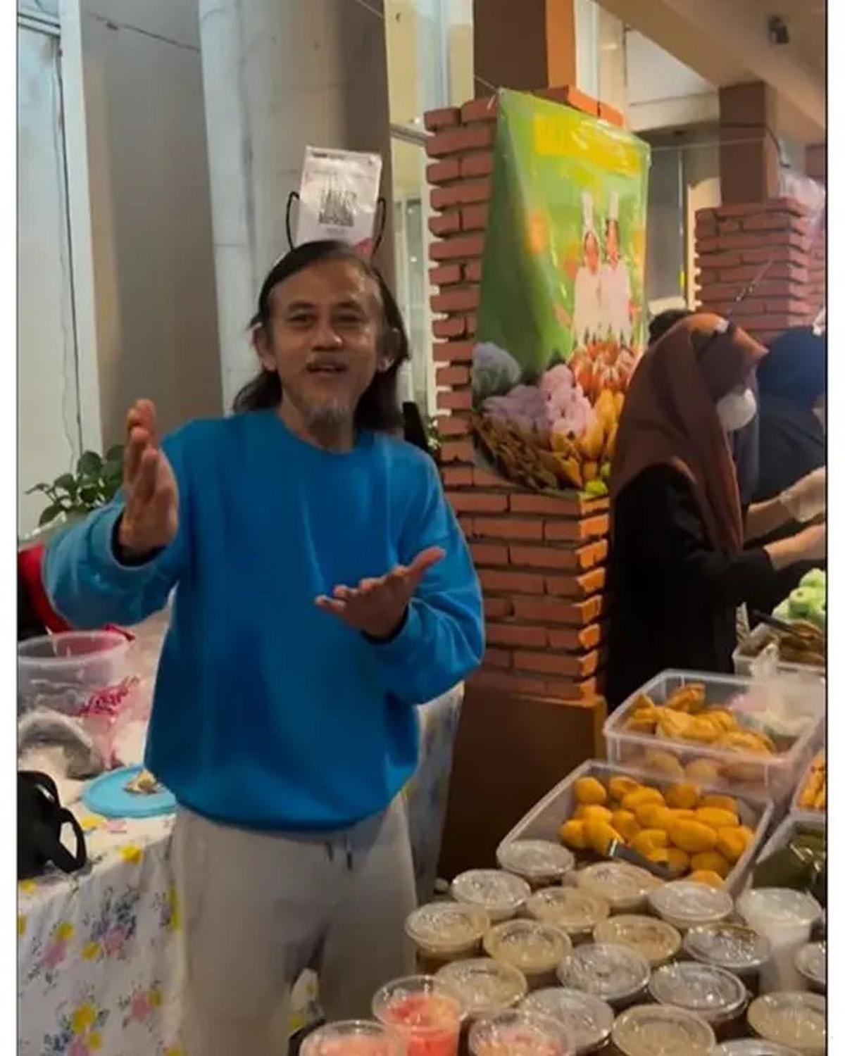 6 Potret Epy Kusnandar dan Istri Jual Takjil di Bazar Ramadhan, Raup Jutaan Rupiah