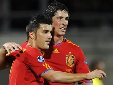 Ekspresi kegembiraan David Villa (kiri) dan Fernando Torres ketika Spanyol melumat Liechtenstein 4-0 pada partai kualifikasi Euro 2012 di Vaduz, 3 September 2010. AFP PHOTO/FABRICE COFFRINI
