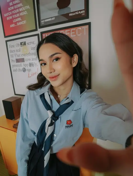 Aksentuasi scarf pada kemeja juga bisa jadi sentuhan pemanis yang menjanjikan untuk tampil totalitas penuh gaya kala hari Pemilu nanti. Adopsi gaya Azizah Salsha untuk tampilan yang menjanjikan. [Foto: Instagram/ Azizah Salsha]