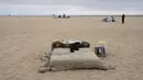 Kasur dan barang-barang tunawisma tergeletak di pantai di lingkungan Venesia Los Angeles, Selasa (29/7/2021). Menjamurnya perkemahan tunawisma di Pantai Venice memicu protes dari penduduk dan menimbulkan pertengkaran politik antara para pemimpin Los Angeles. (AP Photo/Jae C.Hong)