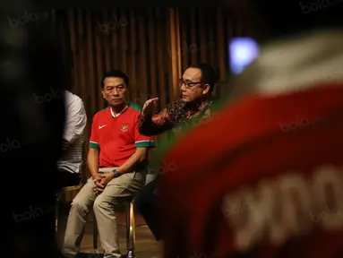 Tony Apriliani (kanan) dan Moeldoko tengah serius pada acara debat di  SCTV Tower, Senayan City, Jakarta, Selasa (04/10/2016). (Bola.com/Nicklas Hanoatubun)