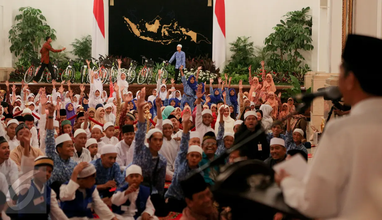 Para peserta terlihat antusias saat Presiden Jokowi mengajukan pertanyaan, Jakarta, Kamis (18/6/2015). Jokowi mengundang 400 anak yatim dari 12 panti asuhan yang ada di Jabodetabek untuk berbuka puasa di Istana Negara. (Liputan6.com/Faizal Fanani)