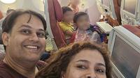 Keluarga dokter yang turut membawa ketiga buah hatinya yang naik dalam pesawat Air India. (Foto: Tangkapan Layar di Facebook)