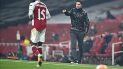 Pelatih Arsenal, Mikel Arteta (kanan) menginstruksikan pemainnya saat bertanding melawan Molde pada pertandingan grup B Liga Europa di Emirates Stadium di London (5/11/2020). Arsenal menang telak atas Molde 4-1. (AFP/Glyn Kirk)