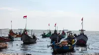 Penampakan sejumlah kapal nelayan di kampung Cangkol Kota Cirebon bersandar di pantai mereka tidak melaut imbas covid-19. Foto (Liputan6.com / Panji Prayitno)