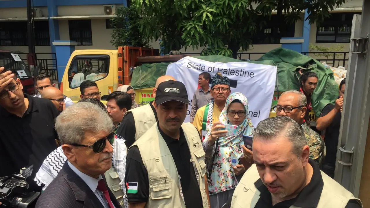 Duta Besar Palestina Zuhair Al Shun bersama tim dari Palestinian International Coorperation Agency (PICA) saat melihat bantuan untuk korban gempa Sulteng (Liputan.com/Teddy Tri Setio Berty)