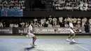 Pasangan ganda campuran Dion Wiyoko/Enzy Storia saat melawan Gading Marten/Wulan Guritno pada pertandingan pembuka Tiba Tiba Tenis di Tennis Indoor Senayan, Jakarta, Sabtu (12/11/2022). Pasangan Dion Wiyoko/Enzy Storia berhasil mengalahkan Gading Marten/Wulan Guritno dua set langsung dengan skor meyakinkan, 6-2 dan 6-3. (Liputan6.com/Johan Tallo)