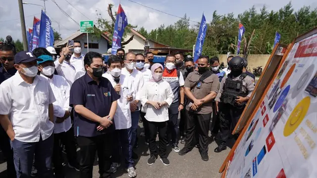 Menteri BUMN Erick Thohir dan Menteri Koperasi dan UKM Teten Masduki resmi meluncurkan program Solusi Nelayan di Cilacap, Jawa Tengah, Sabtu (17/9/2022).