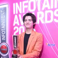 Saat ditemui di studio 6 Emtek City, kawasan Daan Mogot, Jakarta Barat, Jumat (22/1/2016) malam, pesinetron tampan ini mengaku memang telah lama dirinya memiliki keingingan untuk menjadi pemusik. (Nurwahyunan/Bintang.com)