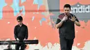 Penyanyi Tulus saat menghibur penonton di Pesta Pendidikan di RPTRA Kalijodo, Jakarta, Selasa (2/5). Tulus meriahkan Pesta Pendidikan dalam Peringatan hari pendidikan Nasional di RPTRA Kalijodo. (Liputan6.com/Yoppy Renato)