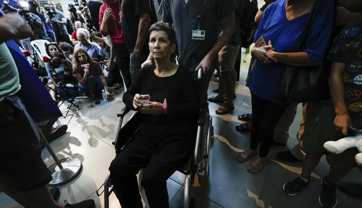 Menurut Lifschitz, Lifshitz diculik oleh Hamas dan dibawa dengan sepeda motor. (AP Photo/Ariel Schalit)