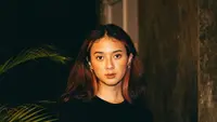 Debut tahun 2017, sosok Astri dikenal dengan karya musik yang bernuansa R&B. [Foto: IG/rahmaniaastrini].