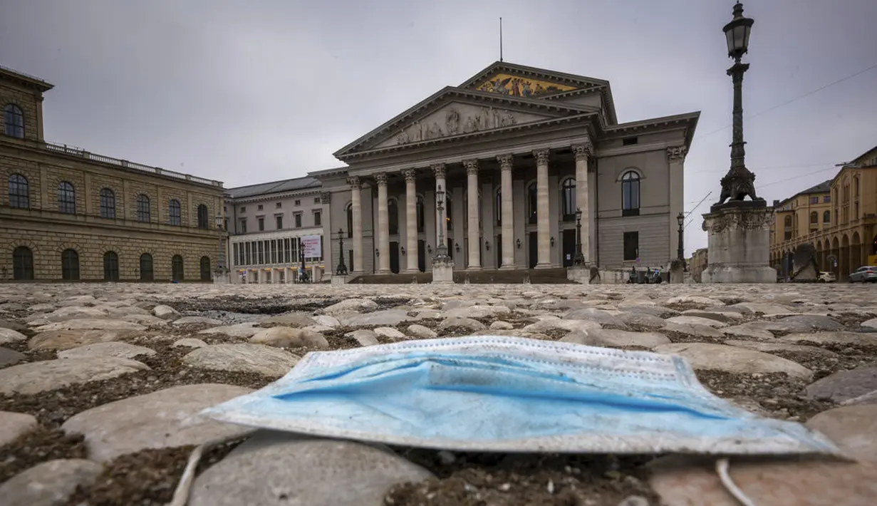 Masker berwarna biru tercecer di depan Bavarian State Opera selama lockdown di Munich, Jerman, Selasa (5/12020). Tingkat infeksi yang tinggi dan peningkatan angka kematian akibat COVID-19 di Jerman menekan para pemimpin kebijakan untuk memperpanjang lockdown. (Peter Kneffel/dpa via AP)