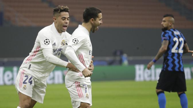 Eden Hazard dari Real Madrid, kanan, merayakan bersama rekan setimnya, Mariano Diaz Mejia dari Real Madrid setelah mencetak gol di Grup B, pertandingan sepak bola Liga Champions antara Inter Milan dan Real Madrid di Stadion San Siro, di Milan, Italia, Rab