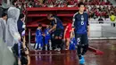 <p>Pemain Jepang, Hidemasa Morita berusaha membujuk anak kecil yang ditugaskan sebagai player escort dalam pertandingan lanjutan putaran ketiga Grup C Kualifikasi Piala Dunia 2026 melawan Timnas Indonesia di Stadion Utama Gelora Bung Karno (SUGBK), Senayan, Jakarta, Jumat (15/11/2024). (Bola.com/Bagaskara Lazuardi)</p>