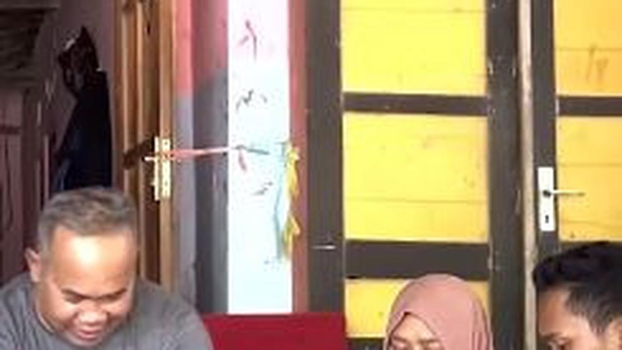 "Saya dan istri mempersiapkan bahan-bahannya dari rumah lalu saya keliling," sambungnya. <br>