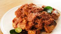 Ayam bumbu rujak. (Foto: Kokiku Tv)