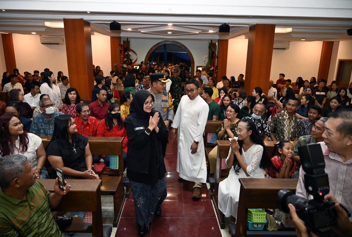 Bupati Ipuk Bersama Forkopimda Patroli ke Sejumlah Gereja di Banyuwangi di Malam Natal