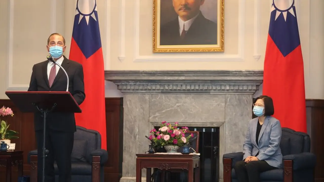 Menkes Amerika Serikat Alez Azar (kiri) bersama dengan Presiden Tsai Ing-Wen dalam kunjungannya ke Taiwan.