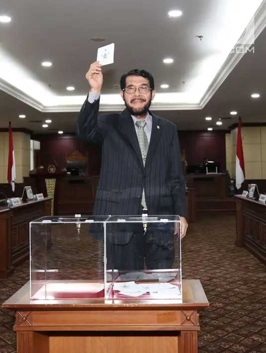 Hakim Konstitusi Anwar Usman menunjukkan surat suara saat pemilihan Ketua Mahkamah Konstitusi (MK) di Jakarta, Senin (2/3). Sembilan hakim konstitusi melakukan voting untuk memilih ketua yang baru. (Liputan6.com/Angga Yuniar)