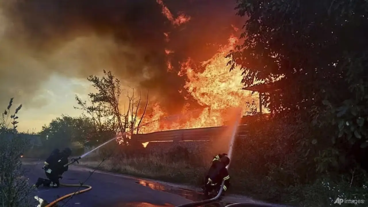 Petugas pemadam kebakaran memadamkan api setelah serangan drone dan rudal Rusia di wilayah Kyiv, Ukraina, pada 9 Juli 2025. (Foto: Dinas Darurat Ukraina via AP)