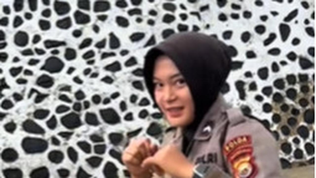 Perwira polri bernama Puji Prayitno dibuat penasaran dengan seorang polwan cantik yang ternyata memiliki prestasi di olahraga tinju.