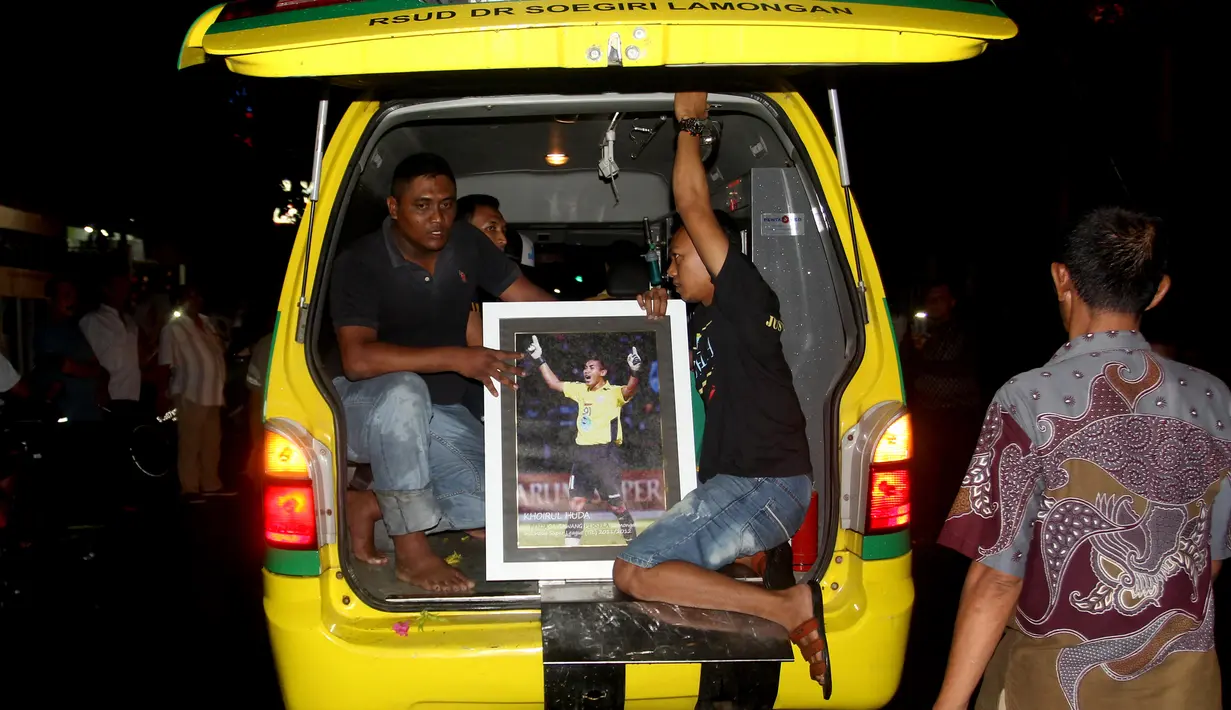 Sebuah mobil jenazah membawa jenazah Kiper Persela Lamongan, Choirul Huda untuk dimakamkan, Jawa Timur (15/10). Kepergian Choirul Huda yang mengejutkan, membuat insan sepak bola Indonesia berduka. (AFP Photo/Juni Kriswanto)