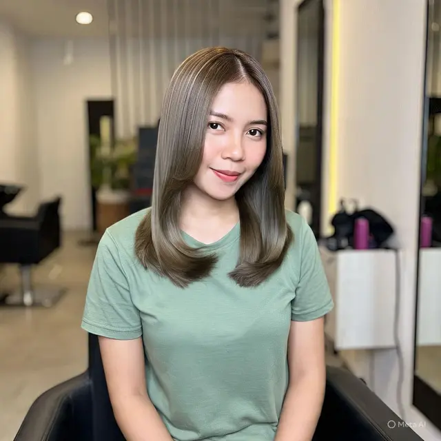 Straight Hair dengan Deep Side Part