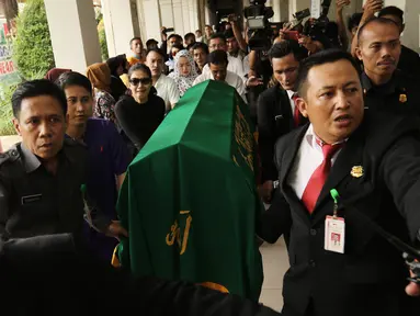  Jenazah Julia Perez saat dibawa ke mobil jenazah di RSCM, Jakarta, Sabtu (10/6). Artis yang kerap disapa Jupe itu menghembuskan napas terakhir di Rumah Sakit Cipto Mangunkusumo (RSCM), pada Sabtu 10 Juni 2017. (Liputan6.com/Herman Zakharia)
