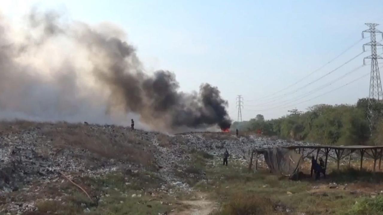 Selain sulit dijangkau, tumpukan sampah yang terbakar memiliki ketinggian sekitar tiga meter. Sampah yang bisa dipadamkan hanya yang berada di permukaan.<br>