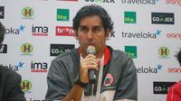 Pelatih Persija Jakarta,  Stefano Cugurra Teco, menilai gol yang dicetak Muhammad Rifqi tidak sah karena offside. (Bola.com/Zulfirdaus Harahap)
