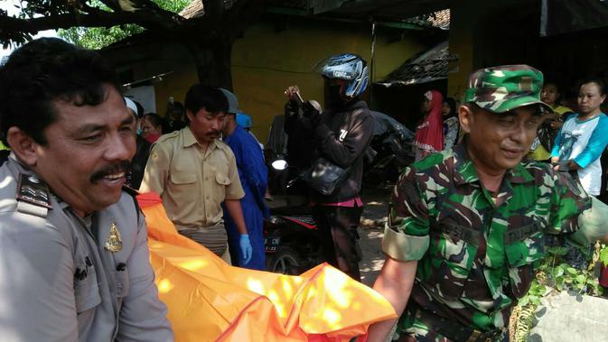 Polisi usai melakukan olah TKP tewasnya pasutri yang menggegerkan warga Cirebon. Foto (Liputan6.com / Panji Prayitno)