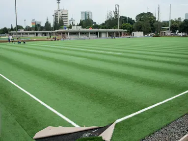 Suasana proyek renovasi lapangan latihan timnas Indonesia di Kompleks Gelora Bung Karno, Senayan, Jakarta, Rabu (10/5). Pemerintah melakukan renovasi total kawasan Gelora Bung Karno guna menyambut Asian Games 2018. (Liputan6.com/Gempur M Surya)