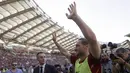 Legenda AS Roma, Francesco Totti, menyapa supporter saat laga terakhir bersama Serigala Roma di Stadion Olimpico, Roma, Minggu (28/5/2017). Selama 25 tahun Totti berkarier di AS Roma. (AP/Alessandra Tarantino)