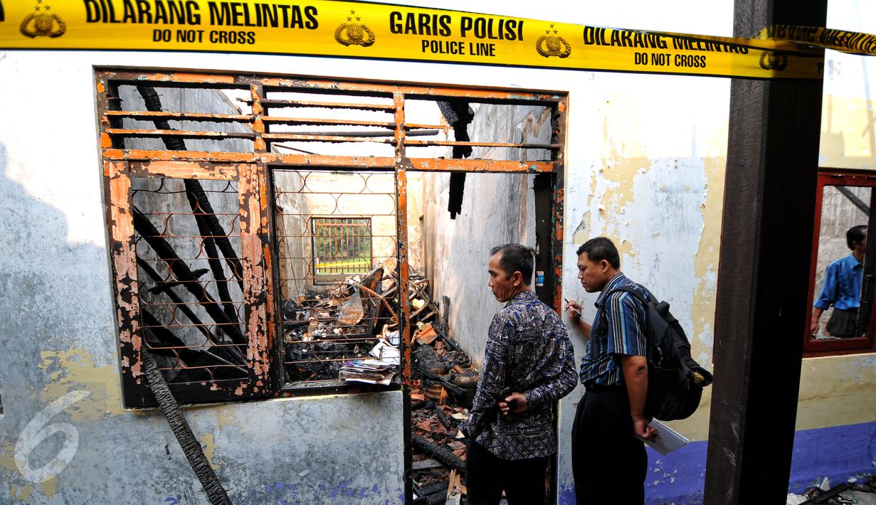 Ketua Komnas HAM Nur Kholis (kiri) meninjau kantor Komnas Perlindungan Anak yang mengalami kebakaran, Jakarta, Senin (29/6/2015). Kedatangan Nur Kholis untuk melakukan investigasi terkait kebakaran tersebut. (Liputan6.com/Yoppy Renato)
