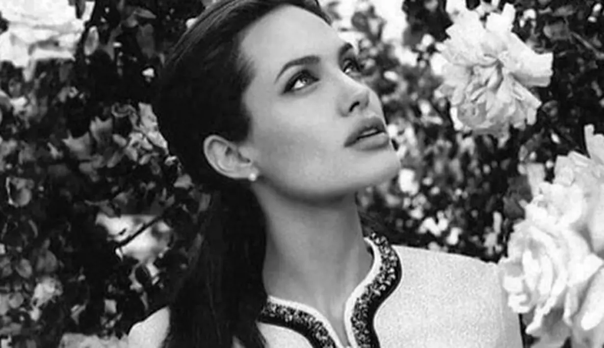 Bicara soal Angelina Jolie dan Brad Pitt memang tidak akan ada habisnya, terlebih soal kasus perceraian mereka. Sempat diberitakan sudah mantap ingin rujuk, namun ternyata kabar itu hanya sekedar hoax. (Instagram/angelinajolie)