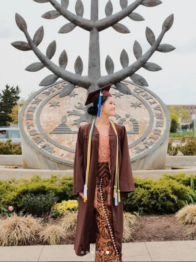 Yoriko Angeline pakai kebaya rancangan Didiet Maulana saat wisuda Western Michigan University AS (Foto: Instagram yorikooangln_)