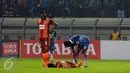 Bek Persib, Rudolf Yanto Basna (kanan) mencoba menolong pemain PBFC yang terkapar saat laga lanjutan Turnamen Piala Bhayangkara di Stadion Si Jalak Harupat, Bandung, Minggu (20/3/2016). Persib unggul 1-0 atas PBFC. (Liputan6.com/Helmi Fithriansyah)