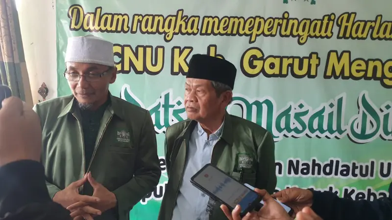 Ketua LBM PC NU Abdullah Syafi’i memberikan keterangan kepada wartawan setekah pelaksanaan Batsul Masail Diniyah mengenai Khilafah, di Gedung Hejo NU Garut. (Liputan6.com/Jayadi Supriadin)