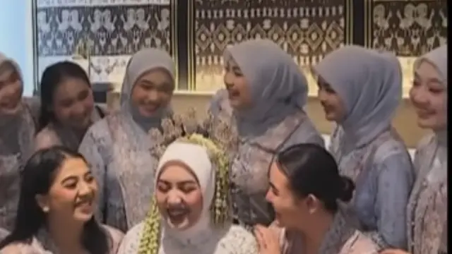 Amanda Manopo jadi Bridesmaid tampil bareface. [@amandamanopo]